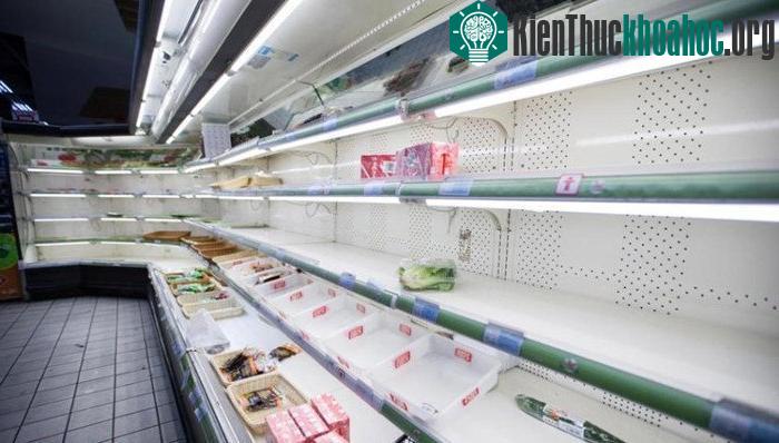 Hàng hóa tại siêu thị hết veo khi người dân đổ xô mua tích trữ trước đợt lạnh mạnh.