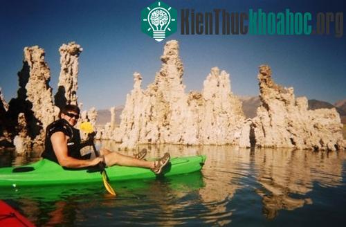 Hồ Mono là nơi ưa thích của những ai yêu thích khám phá khoa học.