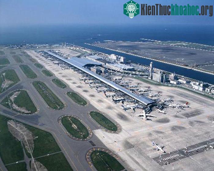 Sân bay quốc tế Kansai xây trên đảo nhân tạo bồi lấp từ rác. (Ảnh: Wikipedia).