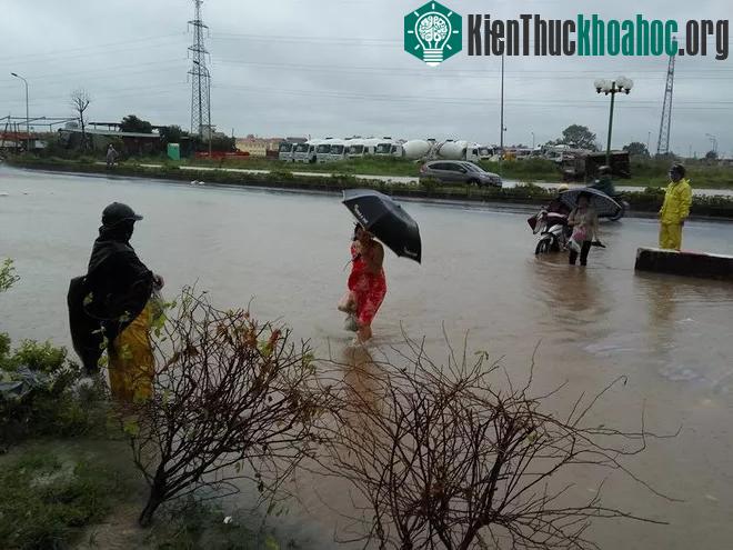 Nhiều nơi ở Hà Nội đã ngập nặng ảnh 4