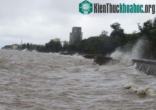 Bờ kè ven biển Đồ Sơn, Hải Phòng, bị sóng đánh mạnh. (Ảnh: Giang Chinh).