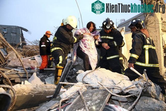 Một nạn nhân được hỗ trợ đưa ra nơi an toàn.