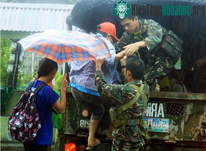 Các binh sĩ sơ tán người dân khỏi khu vực nguy hiểm ở tỉnh Albay.