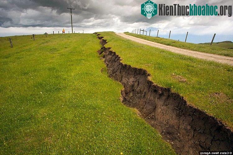 Cả khu vực bị đứt gãy dài 3,2km, với chiều ngang lên đến 2,2m, và độ cao tới 1,5m.