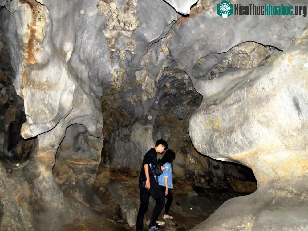 2 bên vách hang đá đều trơn nhẵn, nền hang khá bằng, dễ di chuyển.