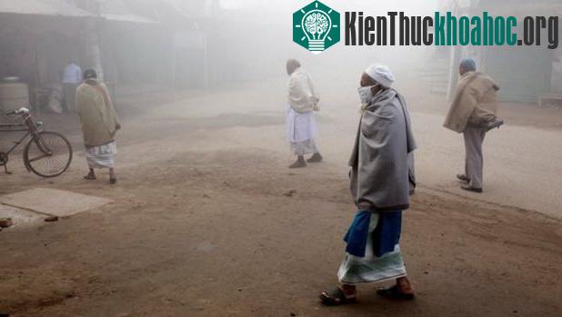 Động đất cũng gây rung lắc ở Bangladesh khiến người dân bỏ chạy ra đường - (Ảnh: EPA).