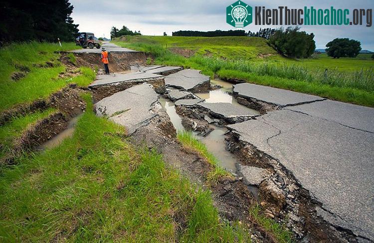 Khu vực quanh tâm chấn còn bị hoá lỏng tràn lan, gây thiệt hại cho các con đường tại địa phương.