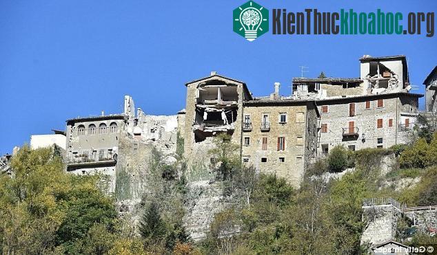 Những ngôi nhà trên sườn đồi ở Arquata del Tronto cũng bị hư hại nặng.