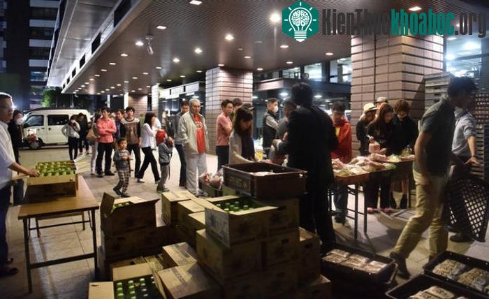 Những người sơ tán hôm qua nhận hàng cứu trợ tại cửa toà thị chính thành phố Kumamoto, thủ phủ tỉnh Kumamoto.