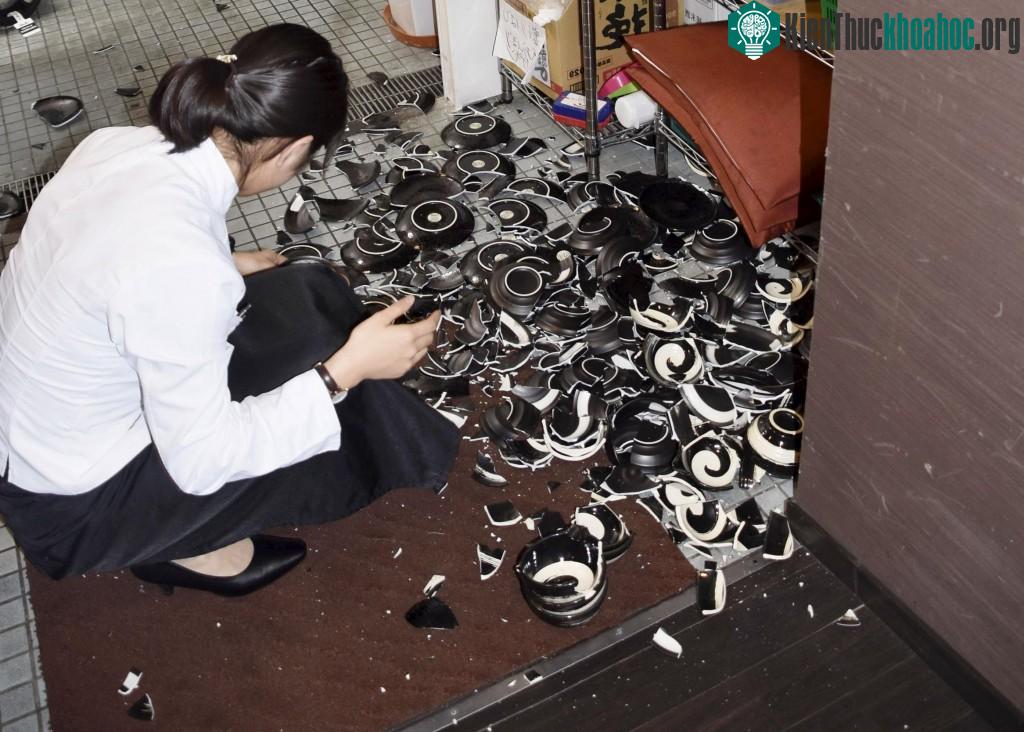 Bát đĩa của một nhà hàng trở thành mảnh sành bỏ đi, sau trận động đất.