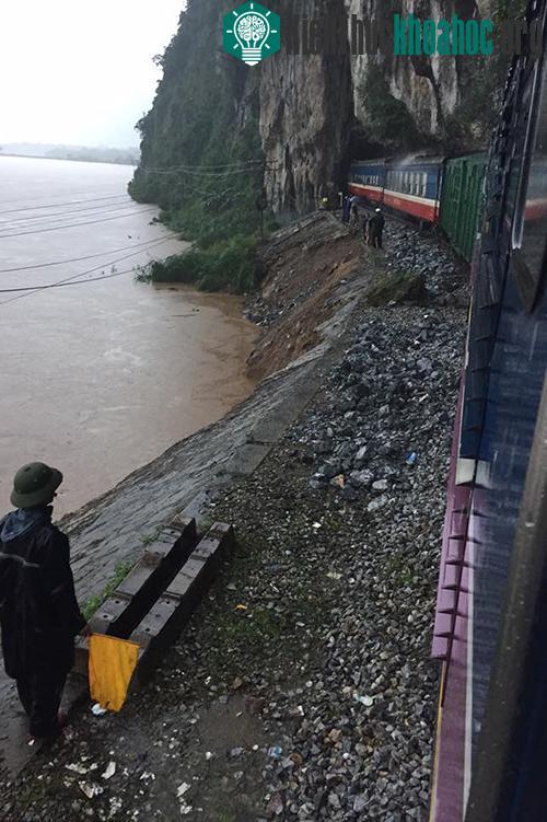 Tàu SE19 sau thời gian bị kẹt giữa nước lũ đã được kéo về ga Lệ Sơn, chờ nước rút.