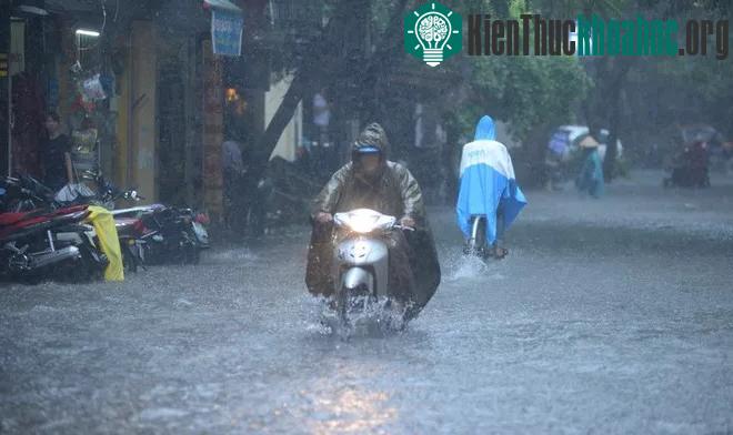 Nhiều nơi ở Hà Nội đã ngập nặng ảnh 7