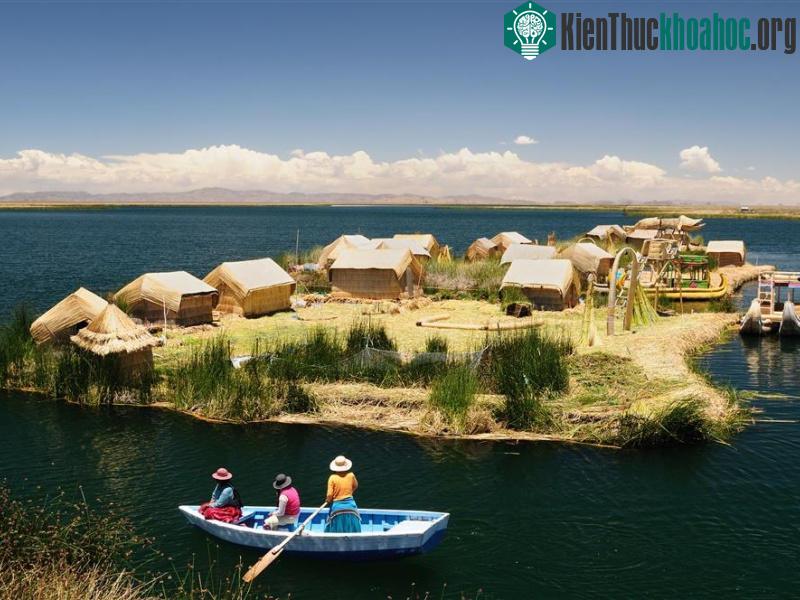 Hòn đảo được làm bằng lau sậy