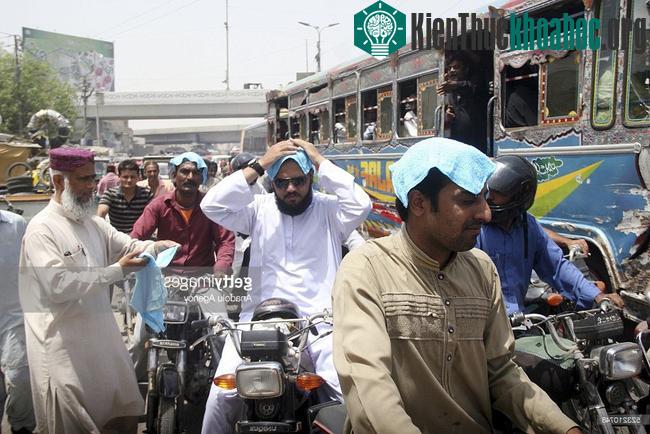 Những hình ảnh đã quá quen thuộc vào những ngày nắng nóng ở Pakistan.