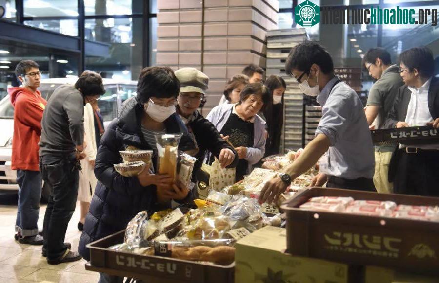 Thủ tướng Shinzo Abe hôm nay cho biết ông muốn tuyên bố khu vực là vùng thảm hoạ càng sớm càng tốt. "Chúng tôi muốn tiếp tục nỗ lực cứu hộ và giải cứu người dân, ưu tiên mạng người lên hàng đầ...