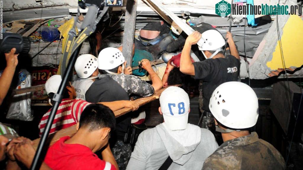 Cận cảnh động đất kinh hoàng ở Ecuador khiến 246 người thiệt mạng ảnh 7