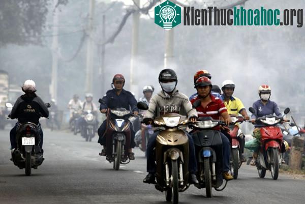Việc có tới hàng triệu phương tiện giao thông ra đường mỗi ngày cũng giúp đẩy lượng bụi trong không khí lên một nồng độ cao hơn.