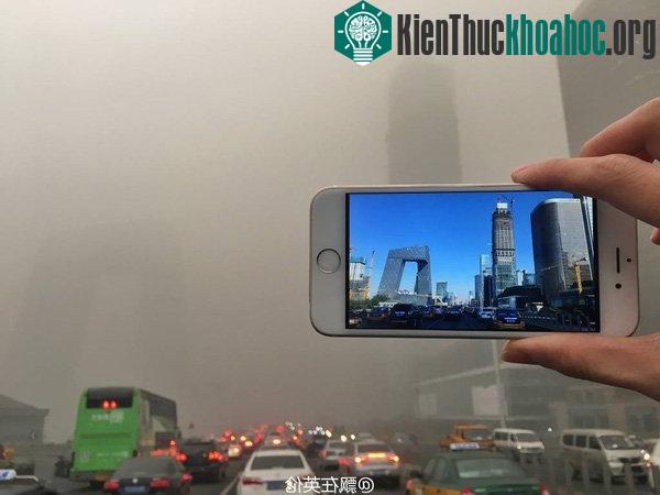 Tòa nhà tổng bộ Đài truyền hình Trung ương Trung Quốc gần như biến mất trong màn khói bụi.