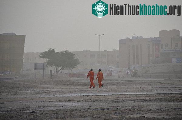 Những công trường bụi mù khiến không khí xung quanh ngột ngạt hơn.