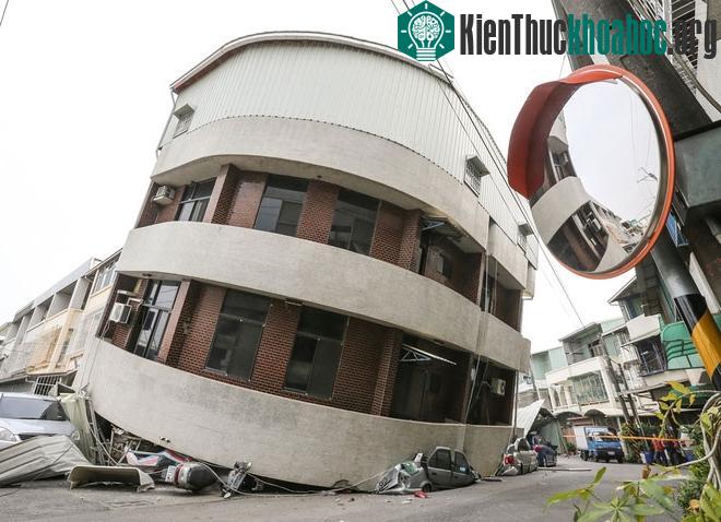 Một tòa nhà sập đè nát các phương tiện phía dưới.