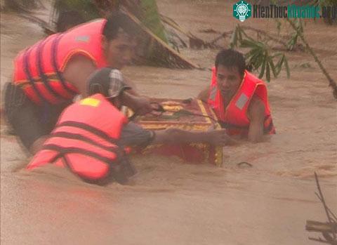 Đội cứu hộ đưa tài sản của người dân lên vùng an toàn. (Ảnh: CTV)