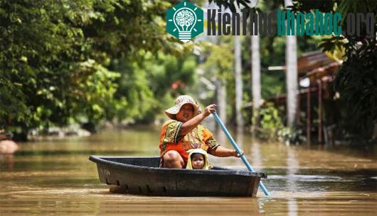 Người dân Thái Lan đi thuyền trên một đường phố bị ngập nước tại huyện Kabin Buri trong Prachin Buri. (Nguồn: Reuters)