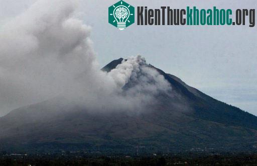 Núi lửa Sinabung phun tro bụi lên bầu trời - (Ảnh: AFP)