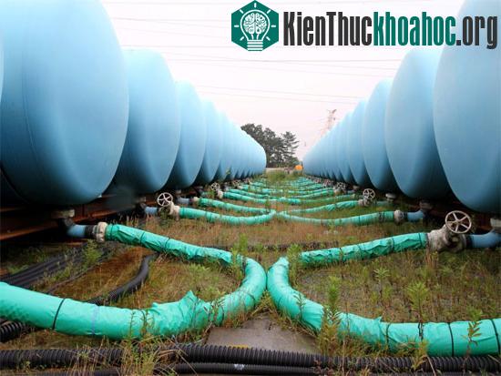 Những bồn chứa nước và những ống làm lạnh&nbsp;chui sâu vào lòng đất để đóng băng lớp đất&nbsp;xung quanh nhà máy điện nguyên tử. (Ảnh:&nbsp;tvi24.iol.pt)