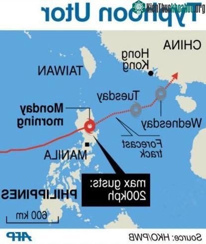 Mô phỏng đường đi của bão Utor. Vòng tròn đỏ là vị trí của bão Utor vào sáng 12/8.