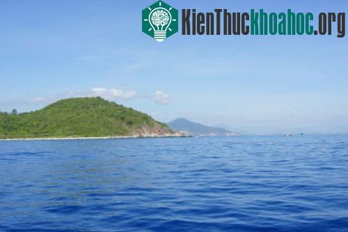 Vì sao biển thường có màu xanh?