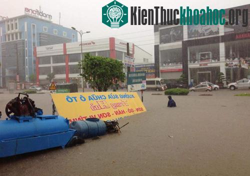 Một người dân vất vả di chuyển giữa dòng nước tại Vĩnh Yên Vĩnh Phúc (Ảnh Hồng Việt Nguyễn/Otofun)