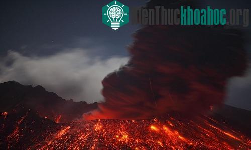 Một vụ phun trào của núi lửa Sakurajima vào năm 2013. (Ảnh: Martin Rietze.)
