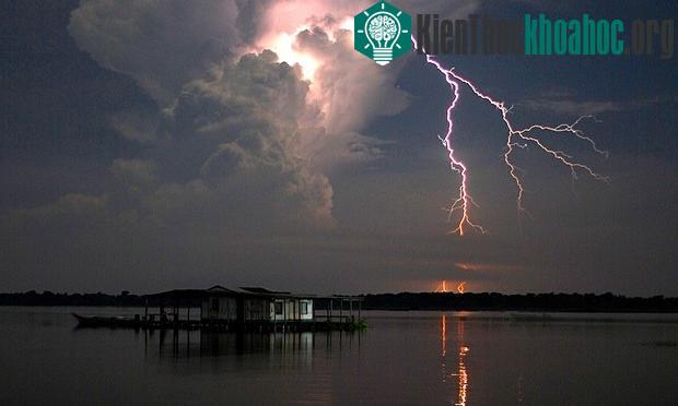Sét Catatumbo là hiện tượng khí quyển đặc biệt ở Venezuela. Nó chỉ xảy ra tại cửa sông Catatumbo - khu vực đổ vào hồ Maracaibo, bang Zulia, phía tây bắc đất nước. Đây là nơi ghi nhận số lượng v...