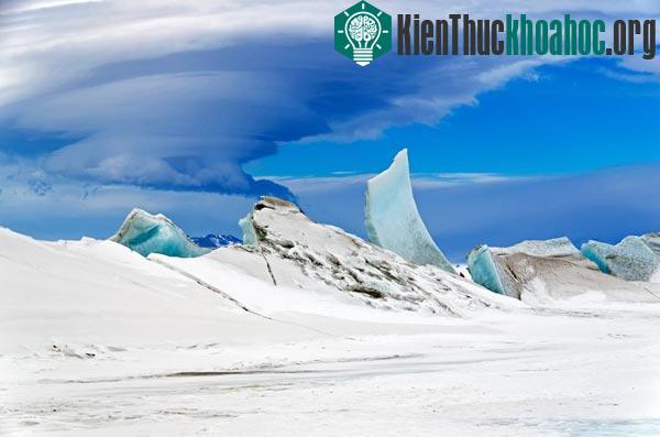 Các mảng băng màu xanh là đặc điểm độc nhất vô nhị ở Nam cực. (Ảnh: Live Science)