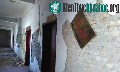 Tường nhà nứt vỡ vì động đất. (Ảnh: DBW)