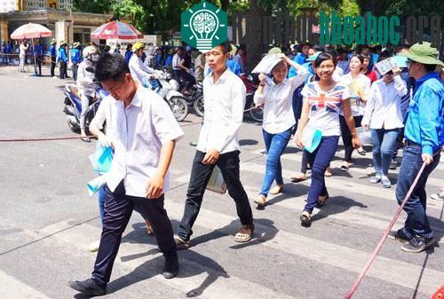 Sáng 3/7, thí sinh sau khi làm bài thi môn Địa kỳ thi THPT quốc gia đã ra về trong nắng nóng. (Ảnh: Giang Huy.)