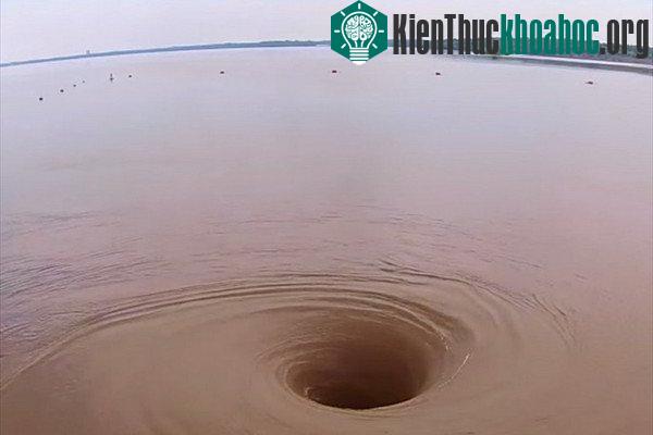 Xuất hiện xoáy nước khổng lồ tại Mỹ
