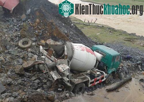 Tại công trình thủy điện Huội Quảng, huyện Mường La, lũ quét khiến nhiều phương tiện hư hỏng. (Ảnh: Tài Duy).