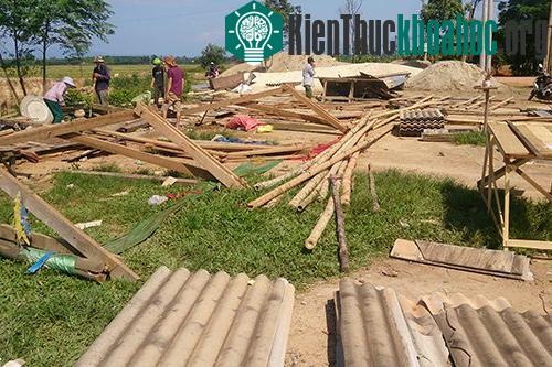 Hàng loạt nhà bị tốc mái sau cơn lốc 20 phút
