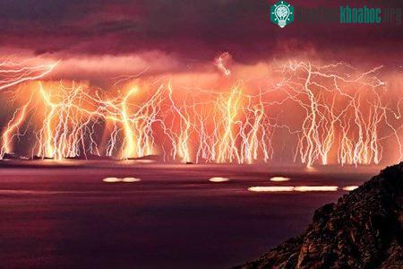 Đây là hiện tượng thiên nhiên độc đáo nhất trên thế giới có tên Relámpago del Catatumbo hay sét Catatumbo, thường xuất hiện ở cửa con sông Catatumbo và hồ Maracaibo của Venezuela.