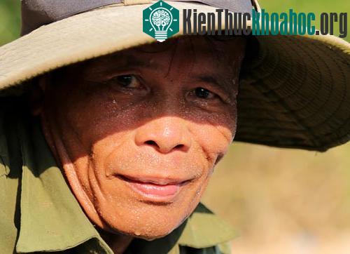 Trong những ngày nắng nóng, nhiệt độ ban đêm khá cao 30-31 độ C khiến người dân, nhất là những lao động phải làm việc ngoài đường, sẽ thêm phần vất vả. (Ảnh: Hoàng Táo).
