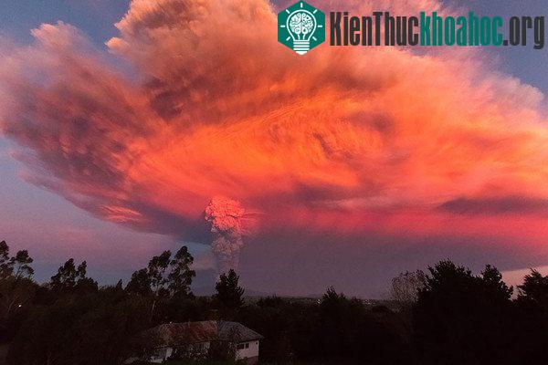 Cận cảnh núi lửa Chile đang phun trào khiến bạn hết hồn