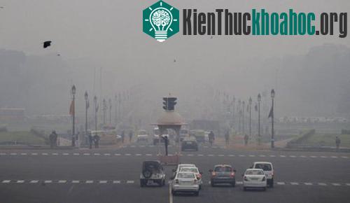 Khói bụi bao trùm thành phố. (Ảnh: AP)