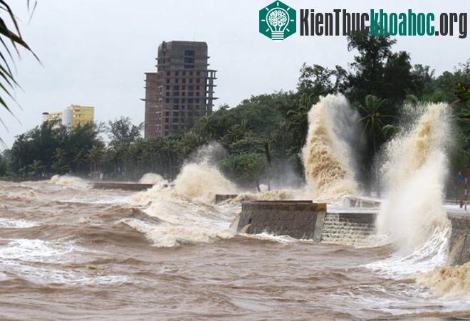 Dù bão đã suy yếu thành áp thấp nhiệt đới, nhưng sáng nay tại khu du lịch Đồ Sơn, TP Hải Phòng, gió vẫn rất mạnh, sóng đánh dữ dội.