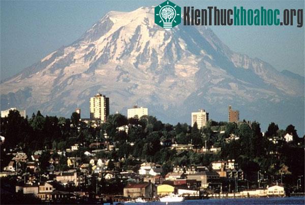 Núi Rainier sừng sững nhiều khả năng chuẩn bị khai hỏa - (Ảnh: USGS)