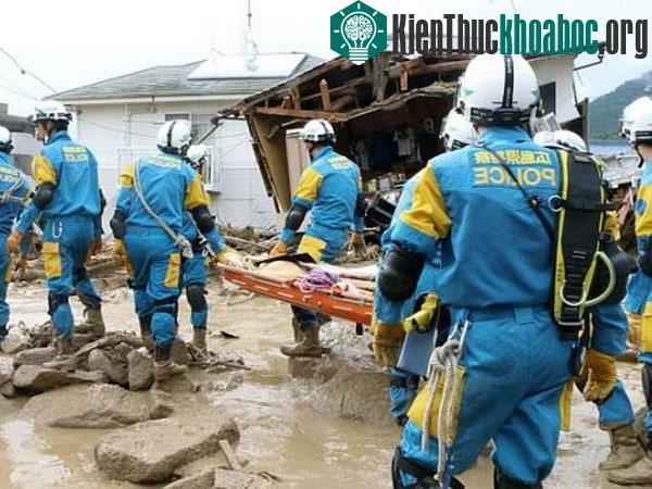 Lực lượng cứu hộ có mặt tại nơi xảy ra sạt lở đất. (Nguồn: Reuters)