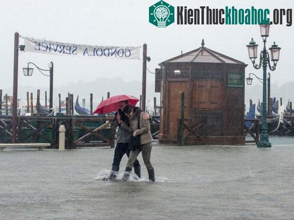 Mưa lớn tại Venice. (Ảnh: AFP/Getty Images)