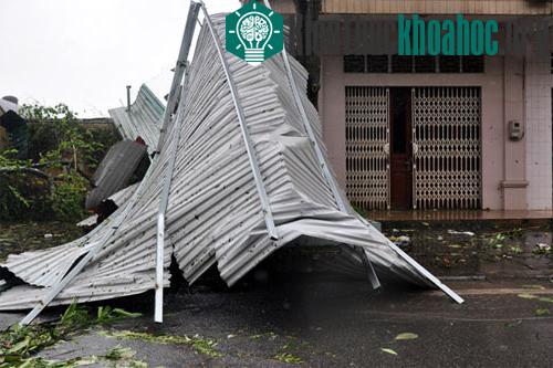 Công trình bị đổ do bão ở Móng Cái. (Ảnh: Quý Đoàn)