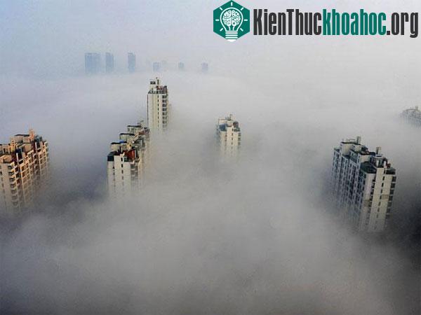 Khói mù dày đặc do ô nhiễm ở thành phố Tô Châu, tỉnh Giang Tô. (Ảnh: Xinhua)