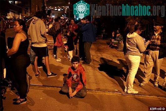 Người dân thành phố Iquique hoảng sợ chạy ra khỏi nhà khi trận động đất cực mạnh xảy ra